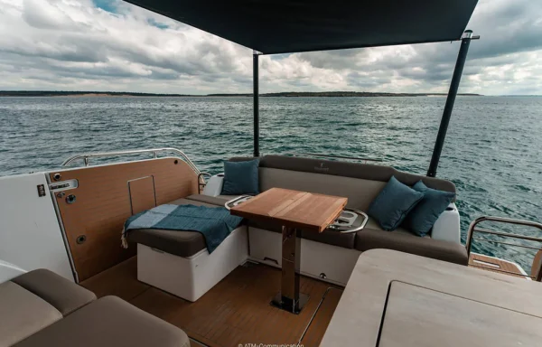 WELLCRAFT_44_EXPLORER_IMG_INT_AFT_DECK_SEATING (1)